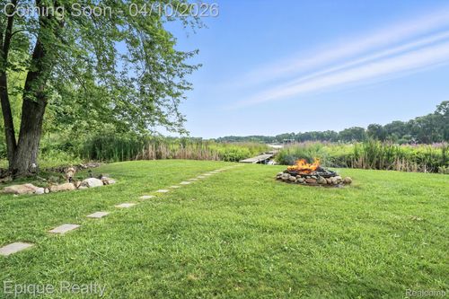 1990 Watkins Lake Rd, Waterford, MI, 48328-1430 | Card Image