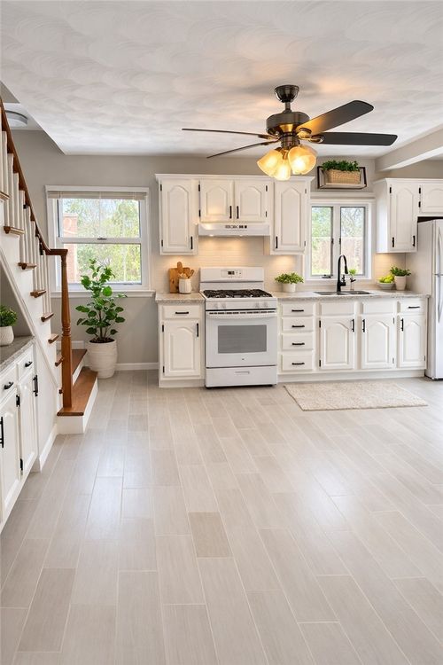 4 Shaws Ln, Bristol, RI, 02809-3312 | Card Image