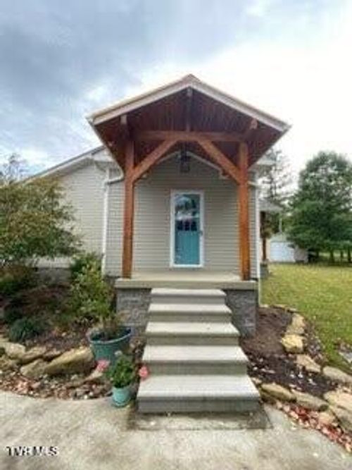 325 Woodland Ct Se, Wise, VA, 24293-6203 | Card Image