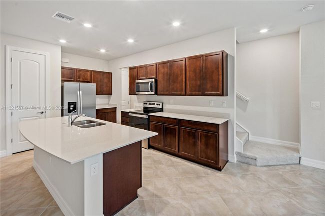 E - 4488 E Appleton Cir E, Townhouse with 3 bedrooms, 3 bathrooms and null parking in Oakland Park FL | Image 5