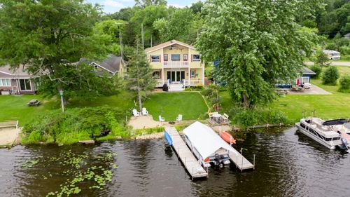 8041 W Lakeshore Dr, Burlington, WI, 53105-8126 | Card Image
