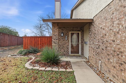 1611 Willow Ln, Euless, TX, 76039-2140 | Card Image