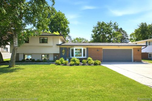 2805 Pinto Dr, Commerce Twp, MI, 48382-3457 | Card Image