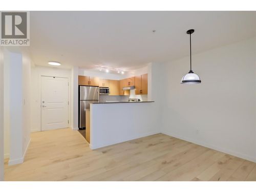 202-571 Yates Rd, Kelowna, BC, V1V2V5 | Card Image