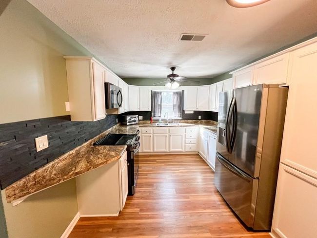 202 Montclair Dr, Condo with 3 bedrooms, 2 bathrooms and 2 parking in Calhoun GA | Image 4