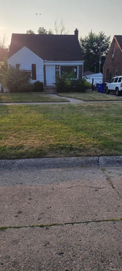 19410 Barlow St, Detroit, MI, 48205-2177 | Card Image