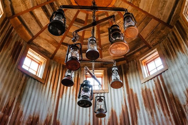 History breathes throughout the Farmstead. Implements tastefully highlight the design C | Image 27