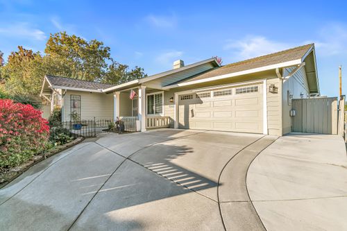 1243 Shafer Ln, Medford, OR, 97501-4583 | Card Image