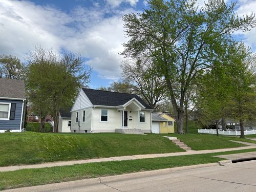 2407 Warren St, Davenport, IA, 52804-1935 | Card Image