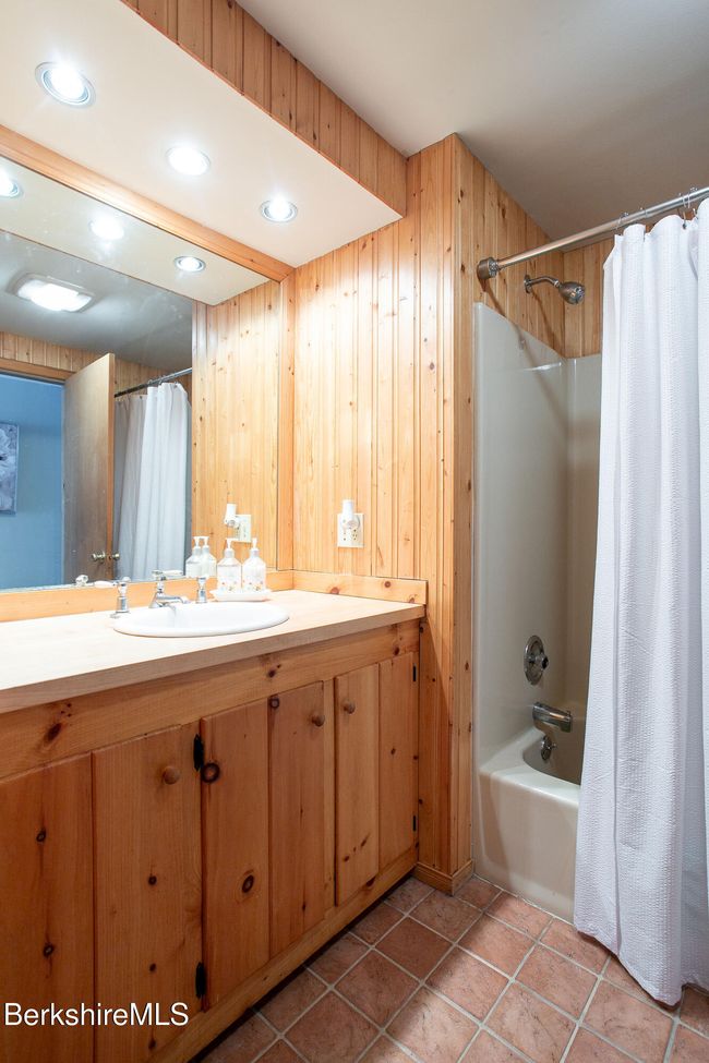 Shared bathroom | Image 18