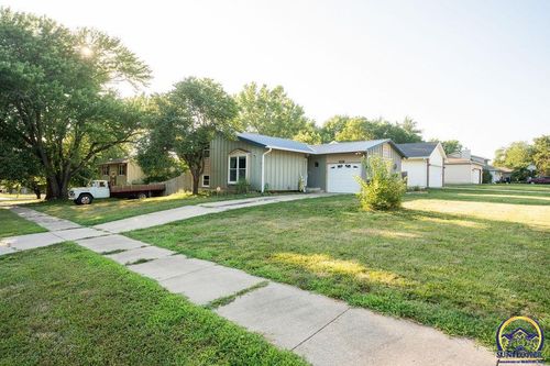 3851 Sw Cambridge Ave, Topeka, KS, 66610-1108 | Card Image