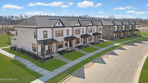 713 Bolivar Dr, Nesbit, MS, 38651-1068 | Card Image