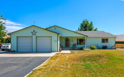 157201 W North River Rd, Prosser, WA, 99350-8802 | Card Image