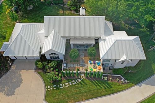 6949 Watsons County Ln, Parkville, MO, 64152-4902 | Card Image