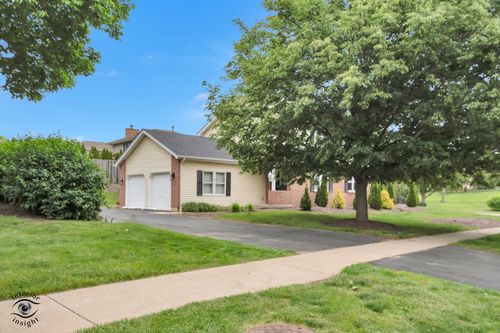 8348 Adbeth Ave, Woodridge, IL, 60517-4556 | Card Image