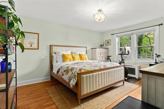 Large primary bedroom | Image 9