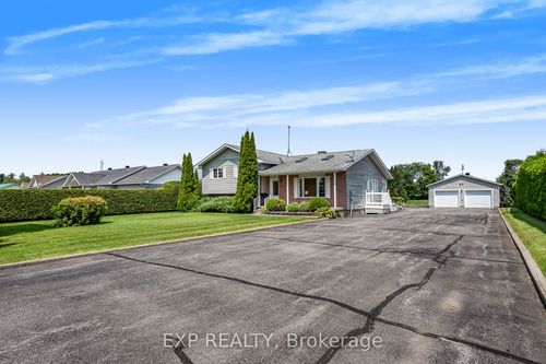 733 Greenlane Rd E, Hawkesbury, ON, K6A2R2 | Card Image