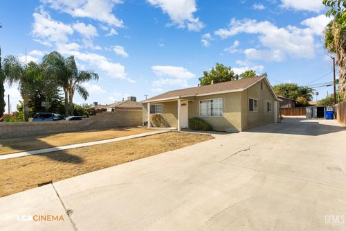 8132 Pioneer Dr, Bakersfield, CA, 93306-6138 | Card Image