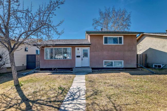 195 Pinecliff Way Ne, Home with 3 bedrooms, 2 bathrooms and 4 parking in Calgary AB | Image 1