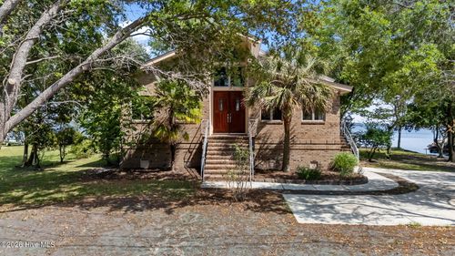 401 Harbor Dr, New Bern, NC, 28560-2205 | Card Image