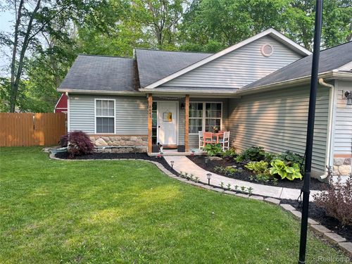 8645 Country Club Dr, Pinckney, MI, 48169-9167 | Card Image