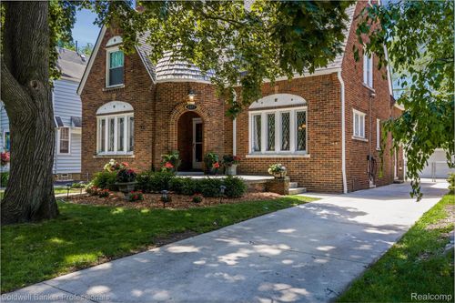 1377 Harvard Rd, Grosse Pointe Park, MI, 48230-1133 | Card Image
