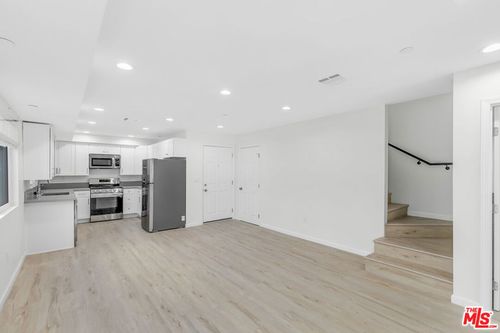 202-1409 N Hobart Blvd, Los Angeles, CA, 90027-5641 | Card Image