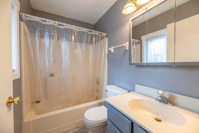 Upstairs Bathroom | Image 24