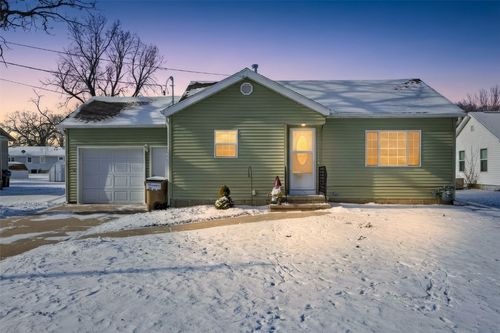 1122 3rd St, Manchester, IA, 52057-1106 | Card Image