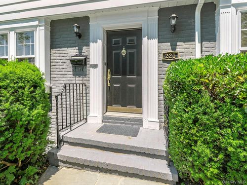 221 Manhasset Ave, Manhasset, NY, 11030-2260 | Card Image