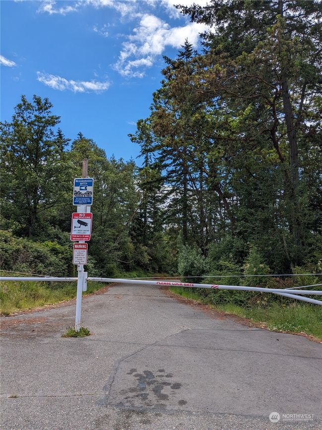 Entry to the private beach that belongs to the neighborhood | Image 4