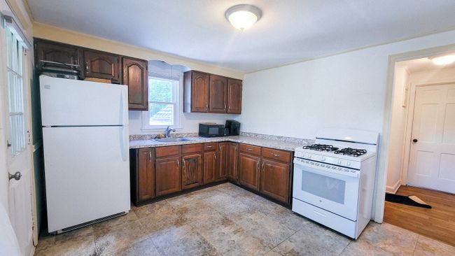19 Brewer St, House other with 3 bedrooms, 1 bathrooms and null parking in East Hartford CT | Image 8