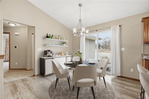 417 Bent Creek Dr, Marion, IA, 52302-4755 | Card Image