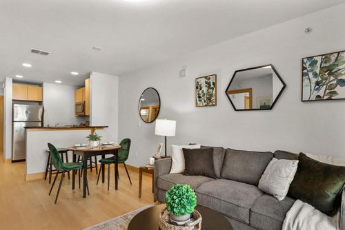 2090-333 W Mifflin St, Madison, WI, 53703-6007 | Card Image