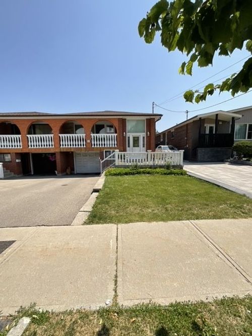 51 Seacliff Blvd, North York, ON, M9L2G7 | Card Image