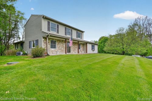 425 Arbor Pine Dr, Ortonville, MI, 48462-8646 | Card Image