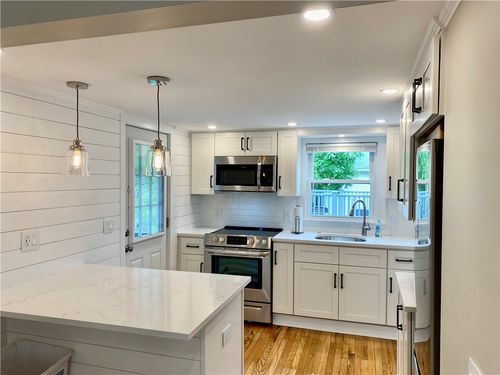 2-5 Simmons St, Newport, RI, 02840-8003 | Card Image