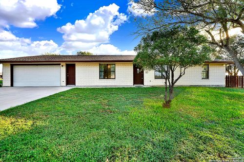 412 N Pecan St, Falls City, TX, 78113-6094 | Card Image