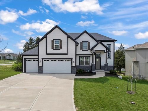 15511 Spruce St, Basehor, KS, 66007-7849 | Card Image