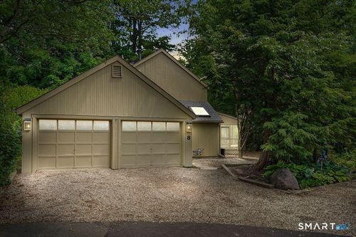 8-8 Laurel Ln, Avon, CT, 06001-3313 | Card Image