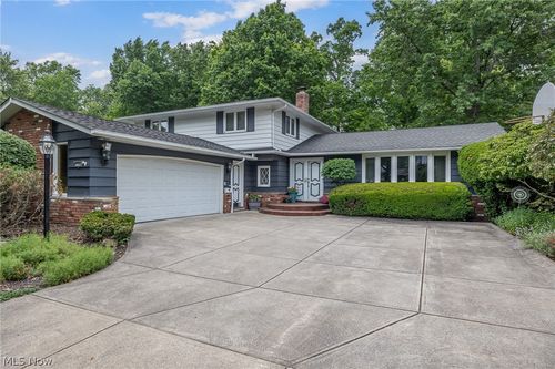 13760 Arrowhead Trl, Middleburg Heights, OH, 44130-6727 | Card Image
