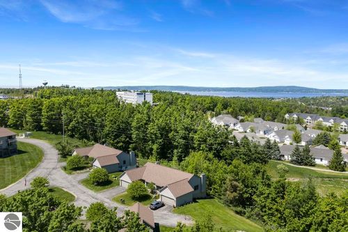 46-2015 Woods Ln, Petoskey, MI, 49770-8065 | Card Image