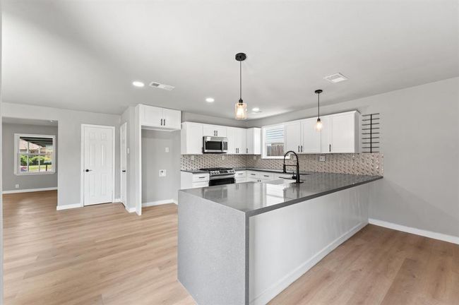 Eat-In Breakfast Bar in Kitchen | Image 10