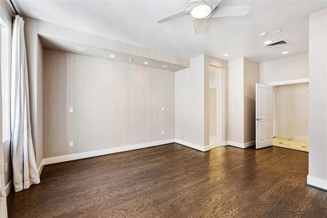 Note the high ceilings and recessed wall which allows extra privacy. | Image 20