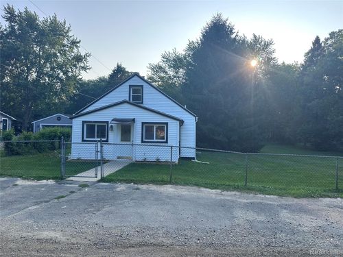 3285 Maple Rdg, Highland, MI, 48356-1855 | Card Image