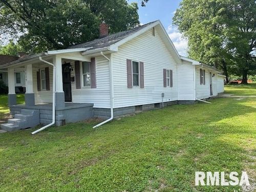 1029 E Franklin St, Taylorville, IL, 62568-2327 | Card Image