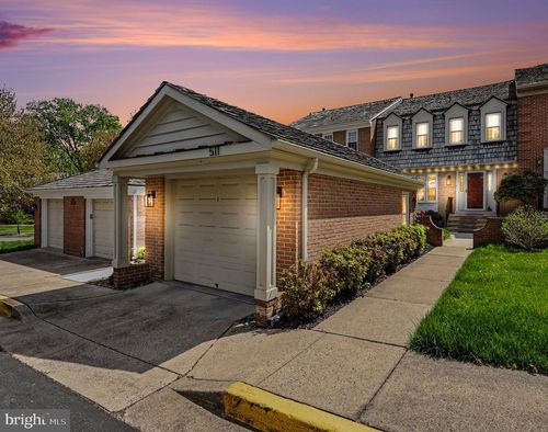 511 Council Ct Ne, Vienna, VA, 22180-4733 | Card Image