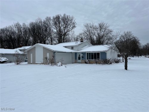 8671 Ashwood Dr, Strongsville, OH, 44149-1122 | Card Image