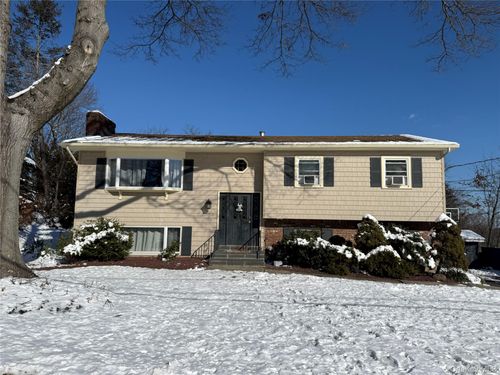 135 Standish Dr, Pearl River, NY, 10965-1352 | Card Image