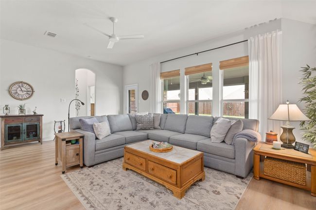 Light and bright living area | Image 8
